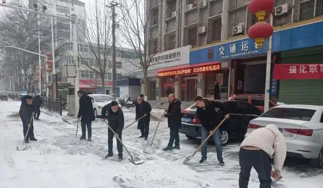 “米乐m6官方网址”平陆县交通运输局迅速除雪保畅通