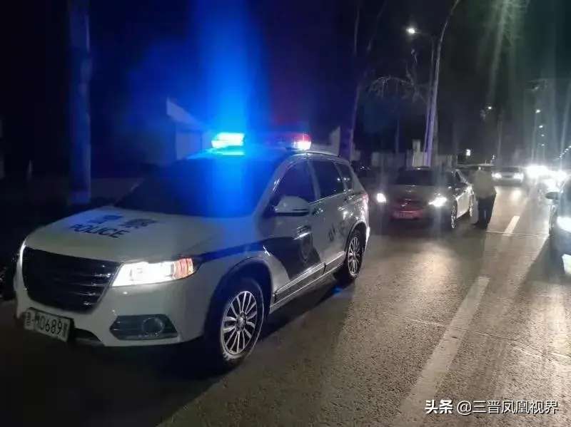 【半岛官方下载入口】夜幕下！永济交警为“生命接力”护航(图3)