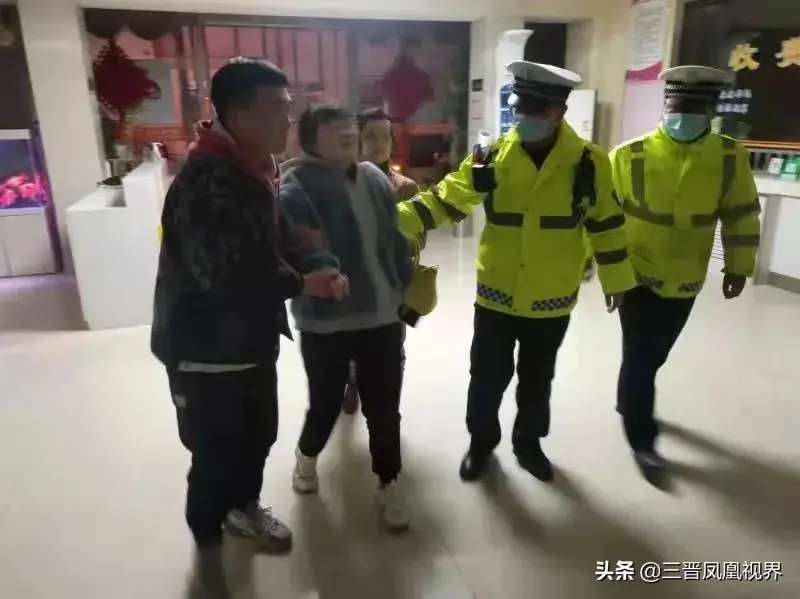 夜幕下！永济交警为“生命接力”护航-泛亚电竞官网(图4)