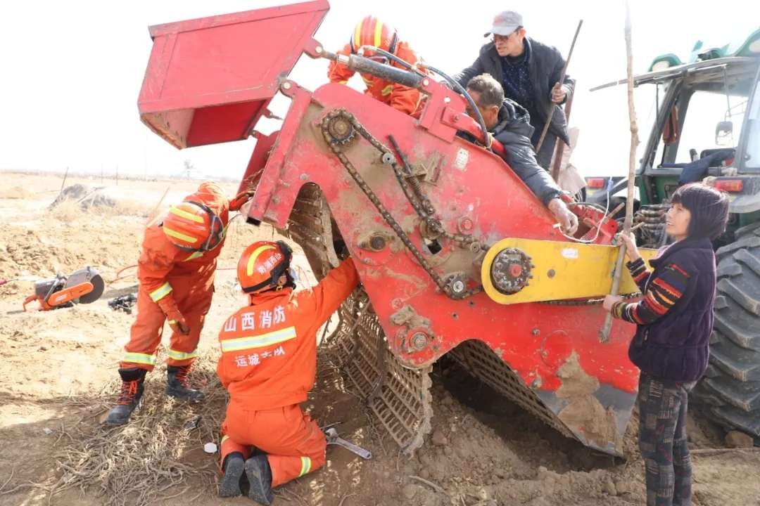 泛亚电竞官网_运城一村民春耕时双腿被卡，消防提示警惕农机“咬人”(图1)