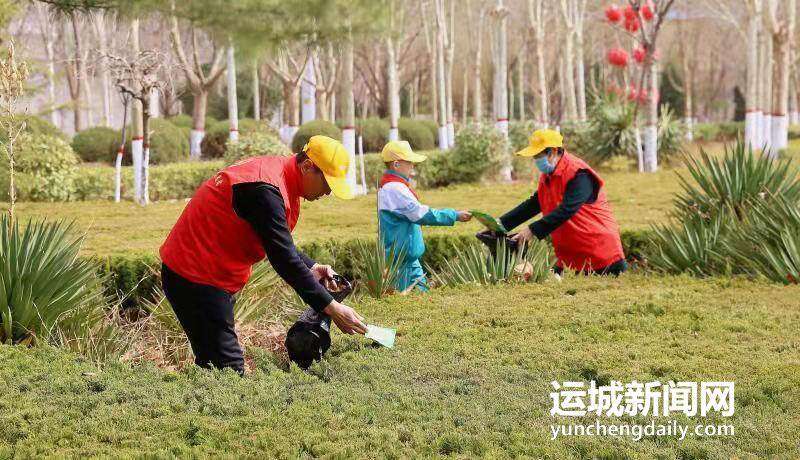 “半岛官方下载地址”爷孙一起学雷锋(图2)