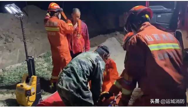 ‘kaiyun官方网站’一男子掉进10米深竖井，运城消防紧急救援(图5)