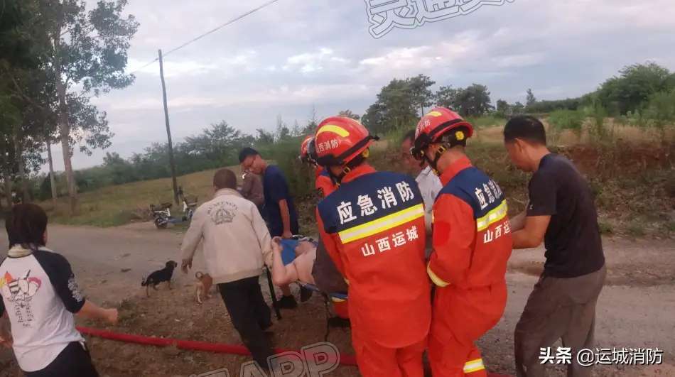 kaiyun官方网站-运城一货车失控撞树，驾驶员被困，消防紧急救援