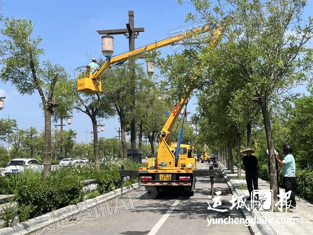 半岛官方下载入口_运城市城市管理局集中整治滨湖大道跨湖大道环境(图1)