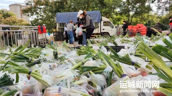 ‘半岛官网App下载’每天配送8000余份蔬菜包！万荣易家生鲜超市开启“超长待...(图1)