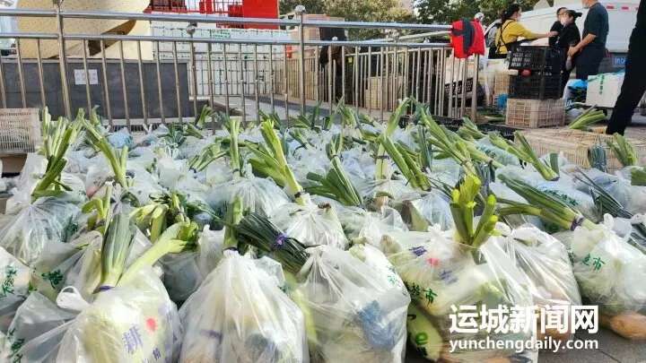 ‘半岛官网App下载’每天配送8000余份蔬菜包！万荣易家生鲜超市开启“超长待...(图2)