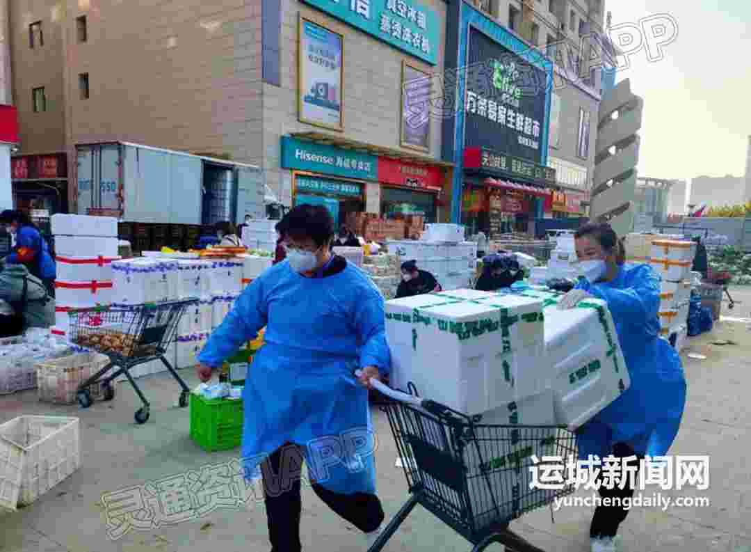 江南app官网-2.5万余份蔬菜包、5797份爱心餐…“志愿红”绘出战“疫”安心色(图2)