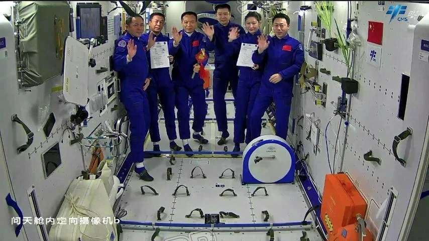 ‘pg娱乐电子游戏官网APP下载’中国航天员乘组完成首次在轨交接，神十四乘组将于12月4...(图1)