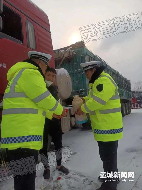 pp电子-运城交警：逆行风雪中 疏堵保畅通(图5)