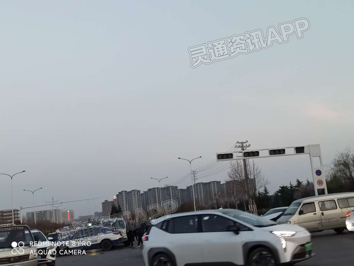 泛亚电竞：舜帝陵与安邑西路口信号灯罢工后多车相撞～(图2)