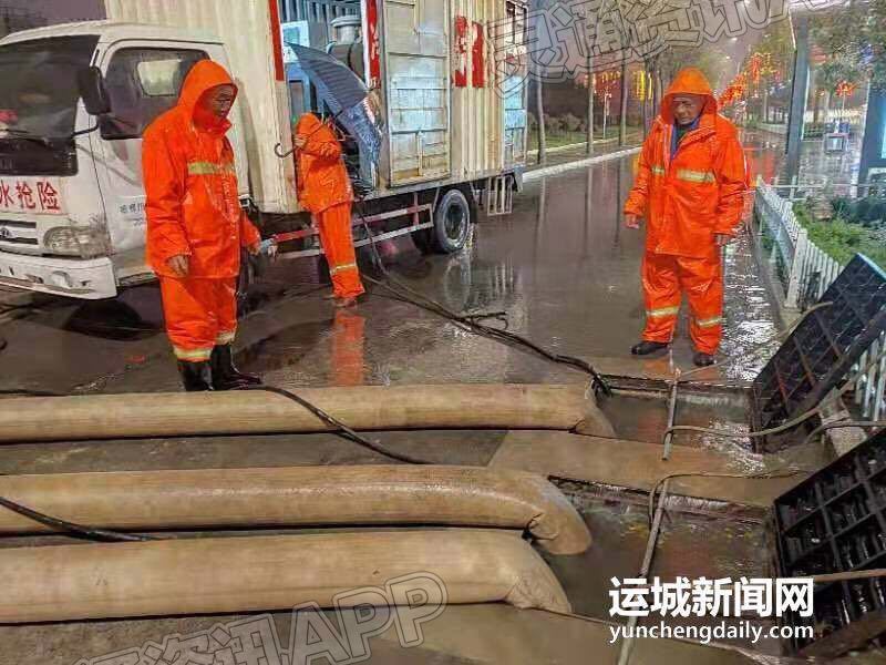 半岛官方下载地址：应对降雨天气，中心城区城市排水部门闻令而动 保排水畅通(图3)