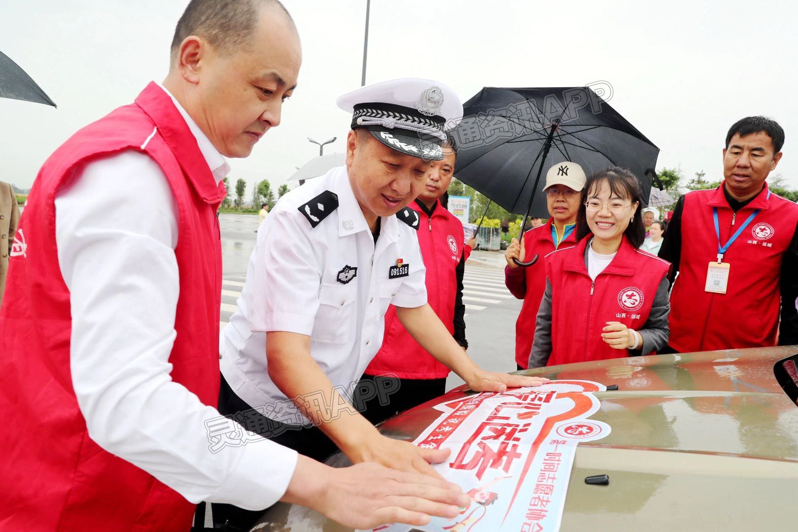 “泛亚电竞官方入口”盐湖公安交警爱心护考助梦起航(图3)