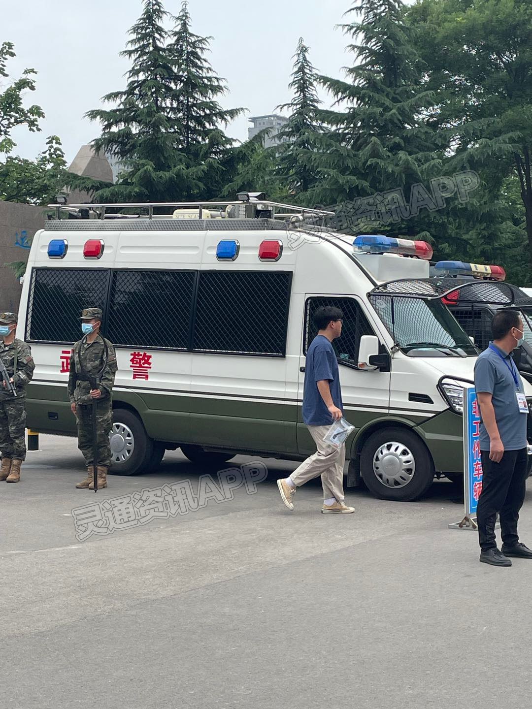 雷火电竞首页_全力护航高考！交警、特警、消防、医生筑牢安全屏障(图13)