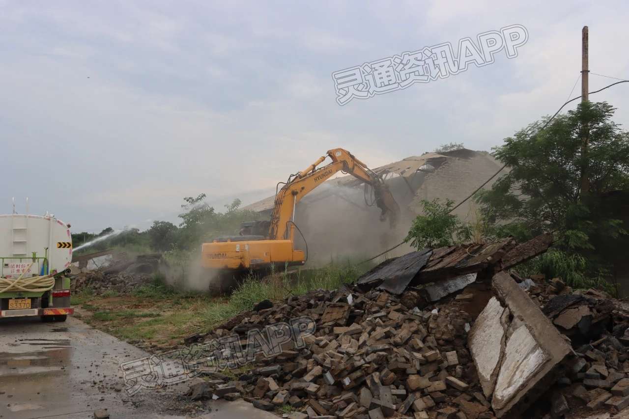 “雷火电竞在线登录官网”运城市盐保中心、市城市管理局、山焦盐化联合拆除盐化两厂破旧危房(图2)