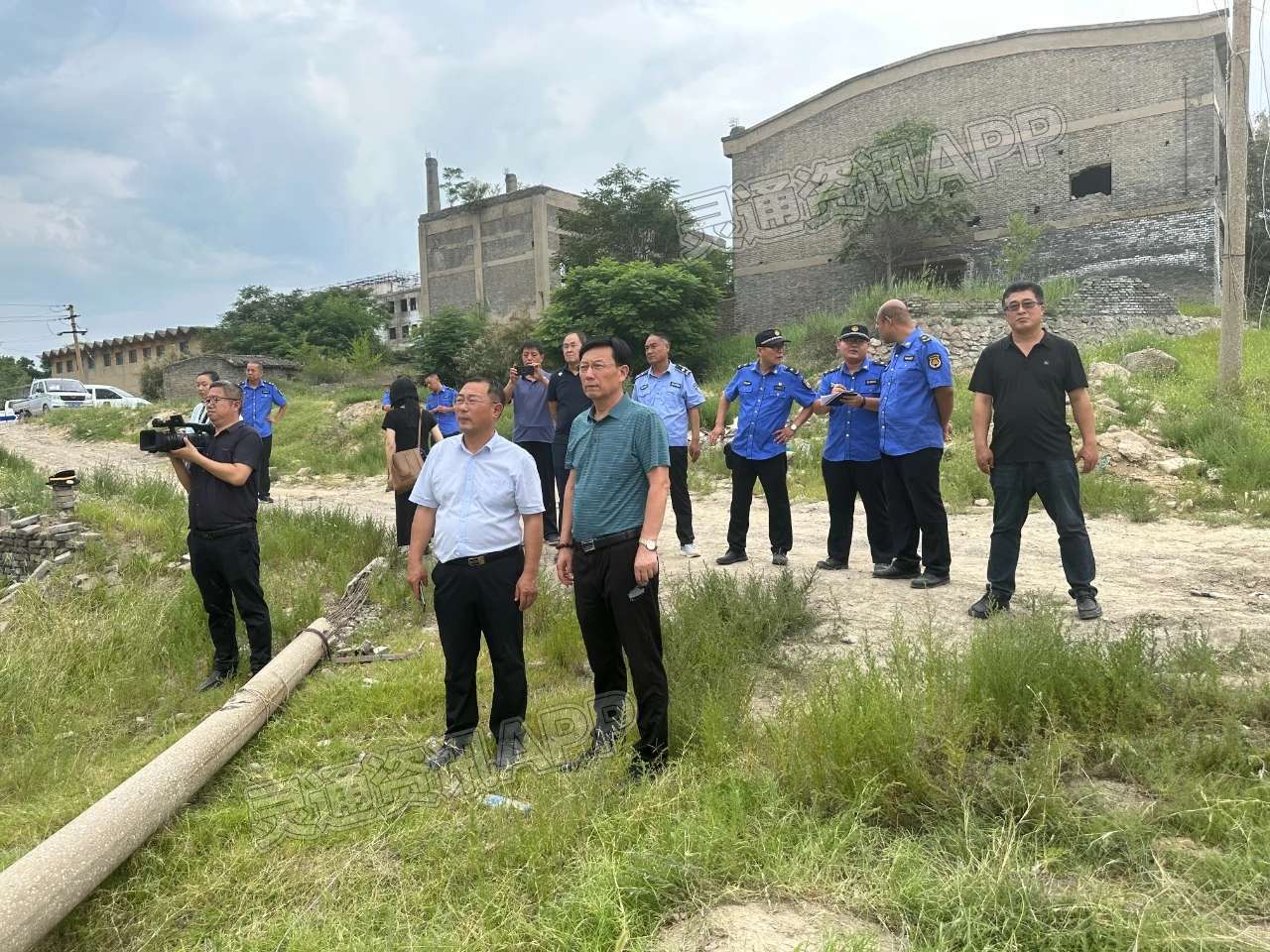 “雷火电竞在线登录官网”运城市盐保中心、市城市管理局、山焦盐化联合拆除盐化两厂破旧危房(图4)