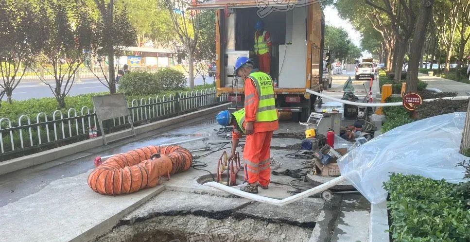 泛亚电竞官网-市城市管理局排水服务中心：首次采用非开挖修复技术 快速修复排水管道