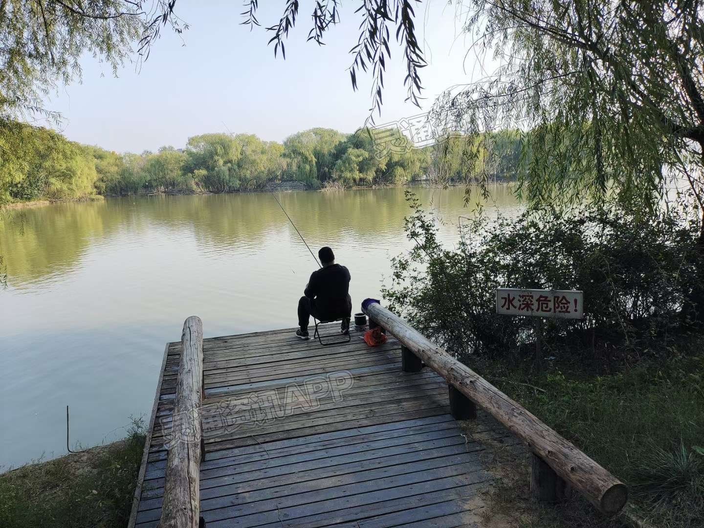 ‘雷火电竞首页’风景怡人，河边垂钓(图2)