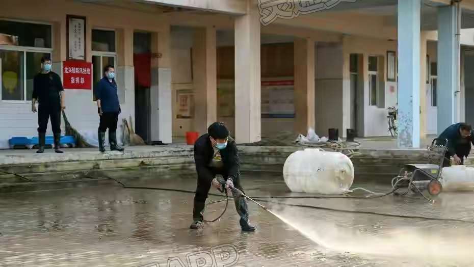 “kaiyun官方注册”运城新绛由于洪灾造成停课的学校，教职工正在清扫，即将复课(图1)