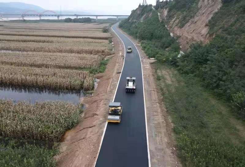 雷火电竞首页：黄河一号旅游公路芮城项目凤凰咀至涧口段沥青面层铺筑完成，计划11月底全部完工(图3)