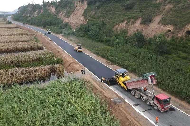 九游会j9网站首页_黄河一号旅游公路芮城项目凤凰咀至涧口段沥青面层铺筑完成，计划11月底全部完工(图2)