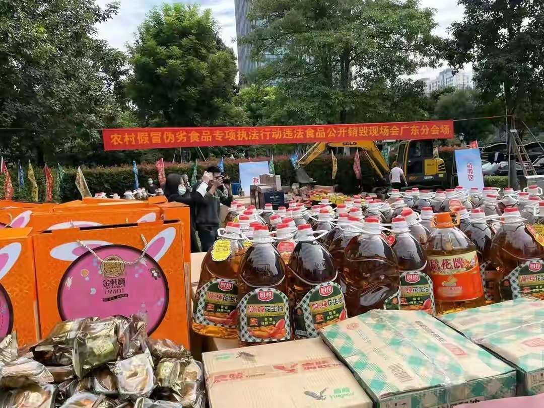 震慑违法犯罪行为，维护农村食品安全！假冒伪劣食品公开销毁现场活动全国同步开展-半岛官方下载地址(图8)