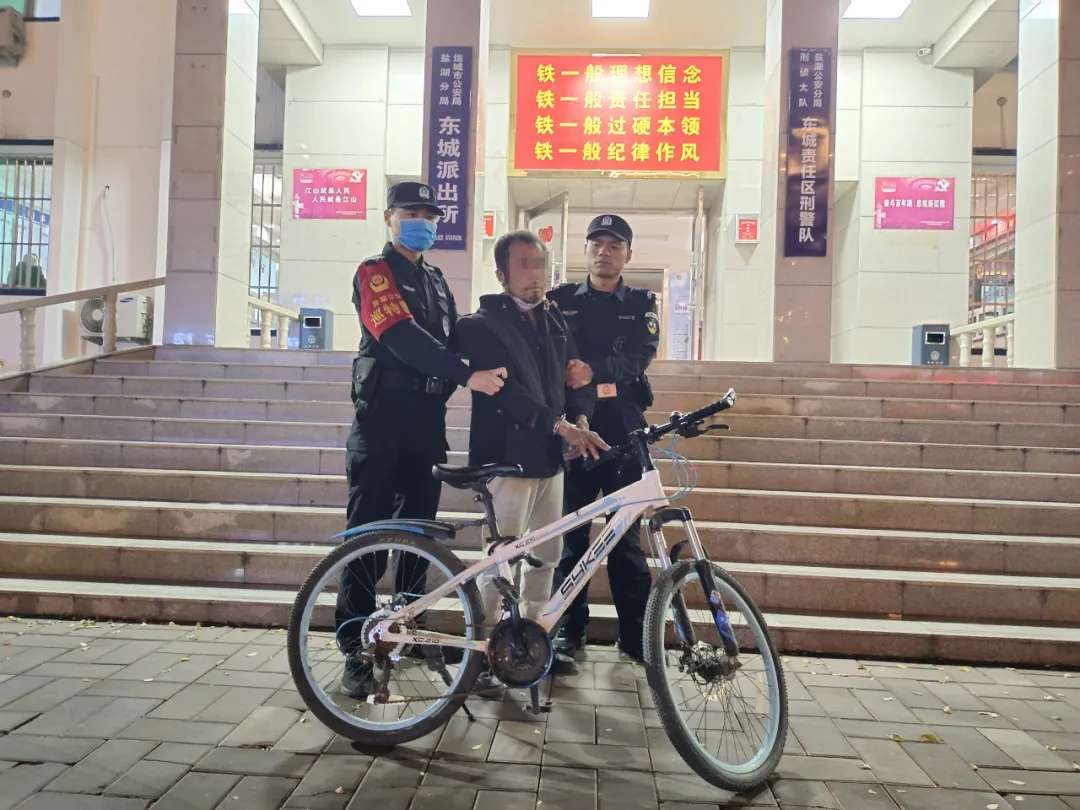 泛亚电竞官网-运城一男子在运康门口偷盗自行车，被盐湖巡警当场抓获！