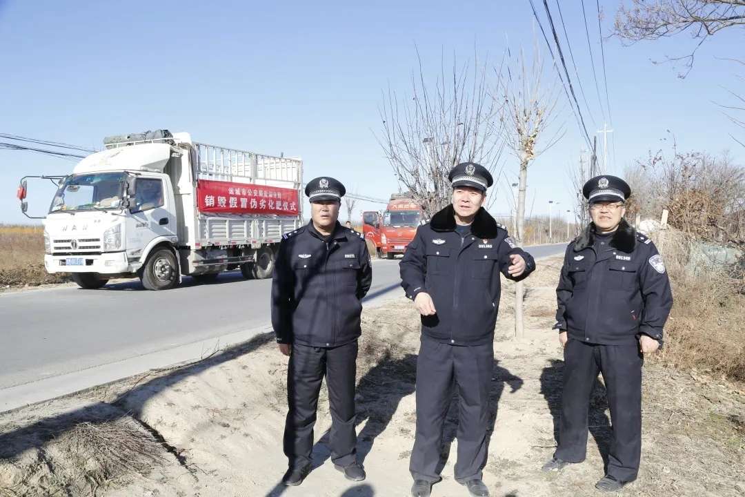 “kaiyun官网”假酒300箱、假化肥1000余袋！盐湖公安分局联合盐湖区市场监督管理局集中销毁一批假冒...(图7)