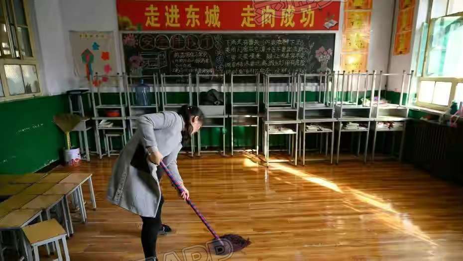 “kaiyun官方注册”运城新绛由于洪灾造成停课的学校，教职工正在清扫，即将复课(图3)