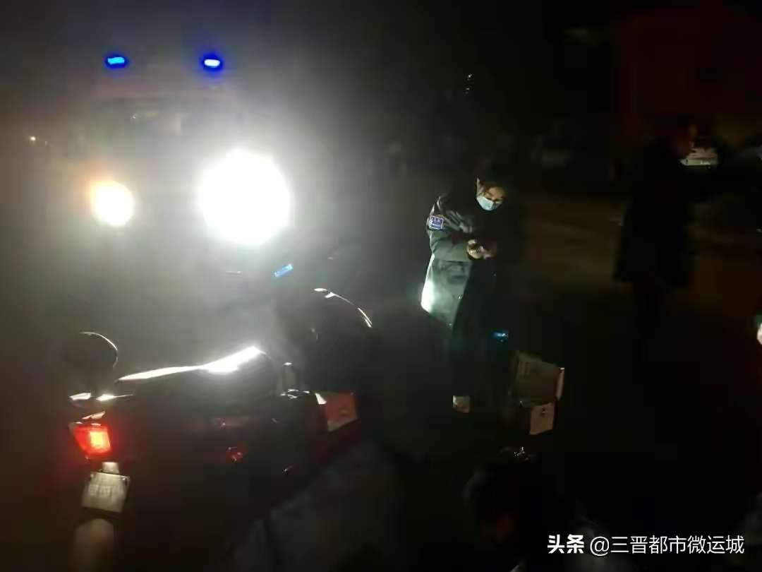 ayx官方-运城一群众骑车摔倒受伤流血，公安民警紧急救助(图2)