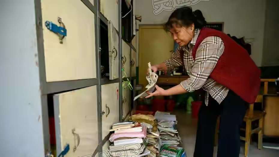 “kaiyun官方注册”运城新绛由于洪灾造成停课的学校，教职工正在清扫，即将复课(图4)