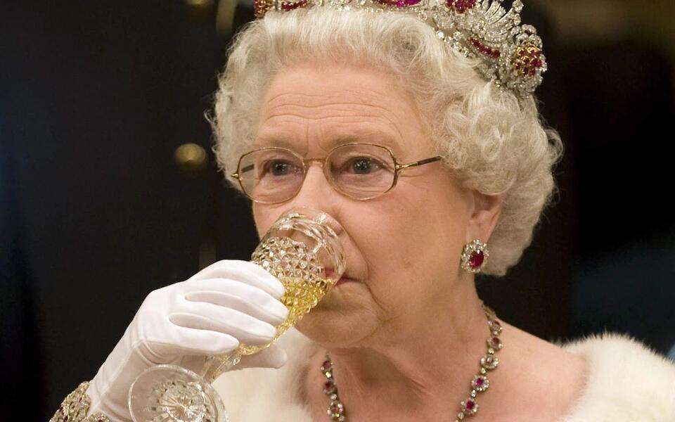pg电子官方网站_英媒：95岁英国女王在医生建议下戒酒