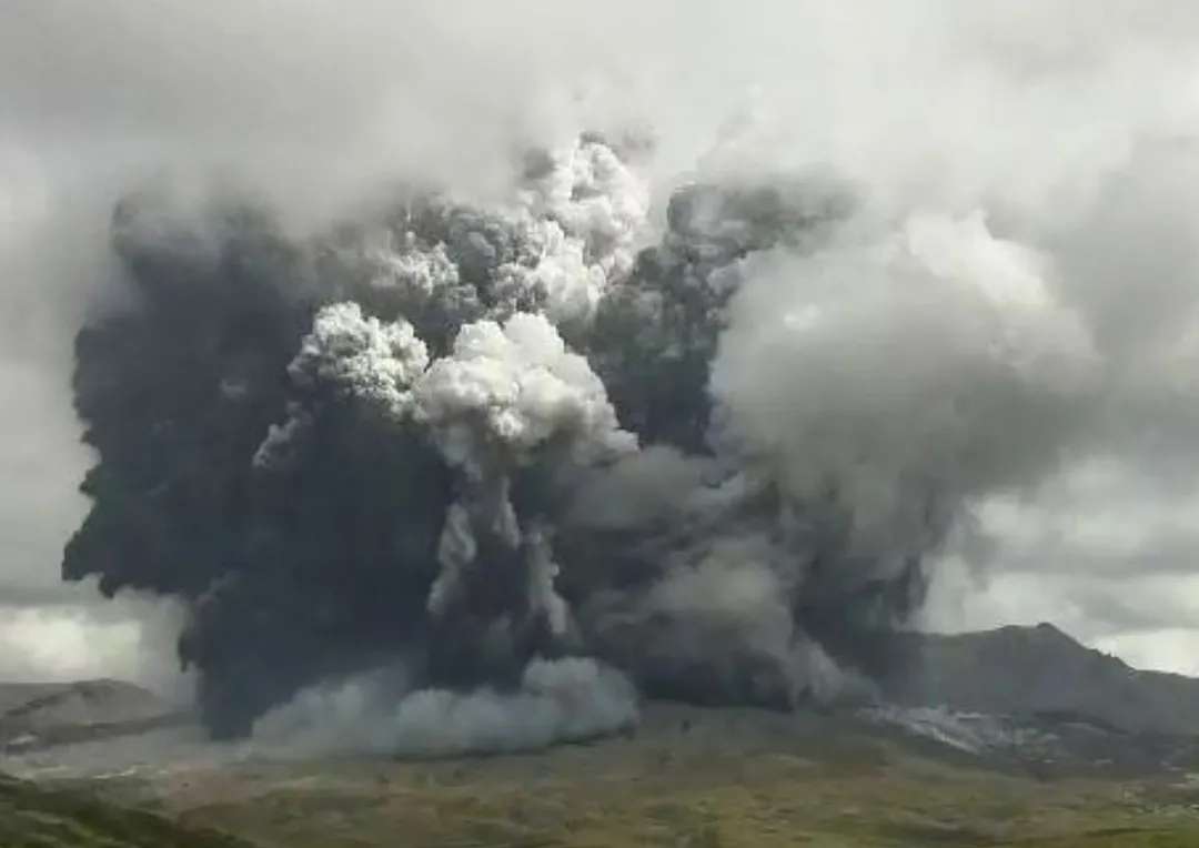 皇冠正规娱乐平台-日本，突发！熊本县阿苏山火山喷发！(图1)