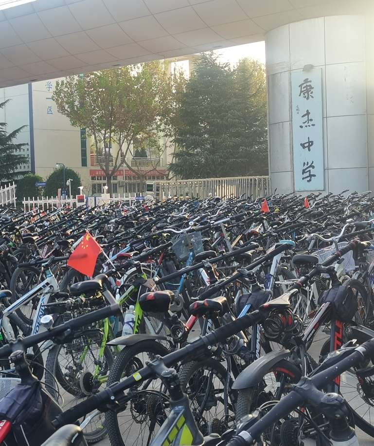 ‘pp电子中国官网平台’让国旗在自行车上飘扬(图1)