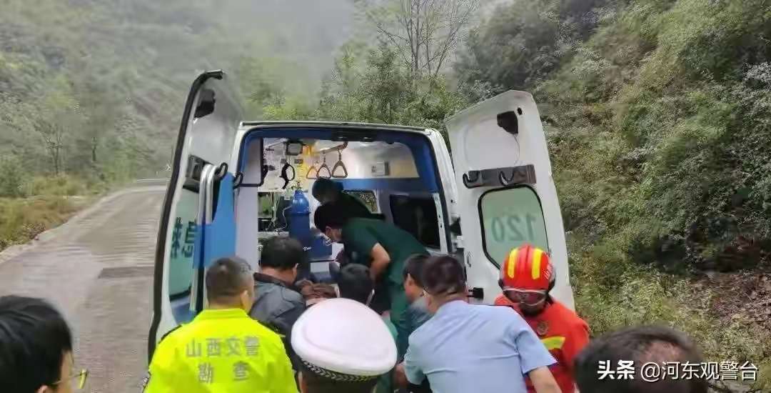 ‘雷火电竞首页’一货车雨天路滑侧翻，司机受伤，稷山公安、消防、医护人员联合开展救援(图3)