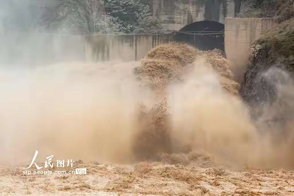 泛亚电竞_山西平陆：黄河三门峡水利枢纽开闸泄洪(图2)