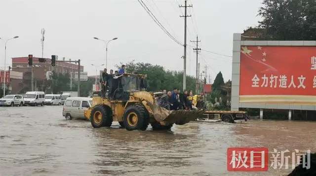 半岛官网App下载_新绛县城数百米路段遭水淹，受灾村民坐铲车转移(图3)