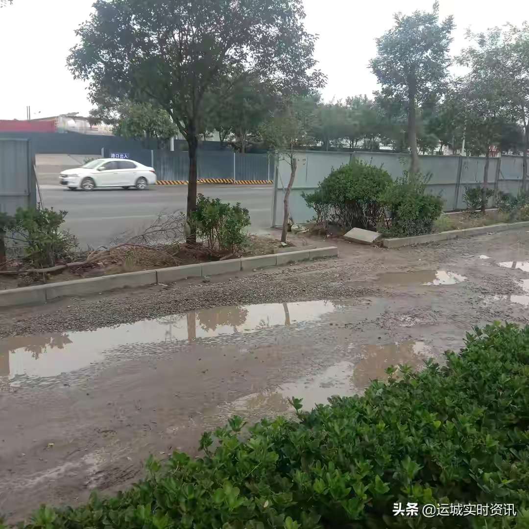 “雷火电竞首页”圣惠路畅享小区门口路面破损严重，雨天变水塘，居民出入一脚泥(图3)