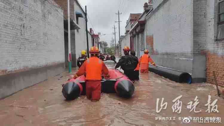 “kaiyun”祁县：一村庄被淹 消防携手民间救援队救出11人(图2)