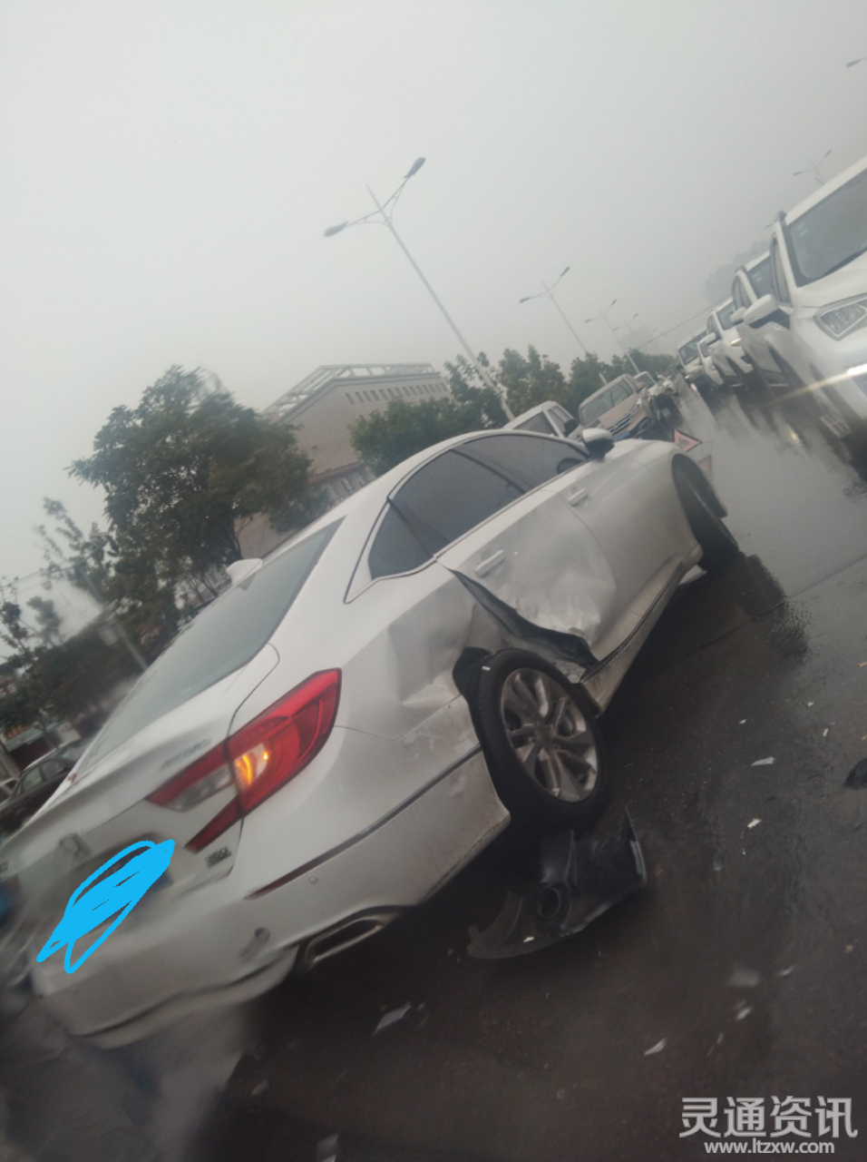 运城西留村 口发生车祸，一辆小汽车和汽车相撞！最_kaiyun官方注册