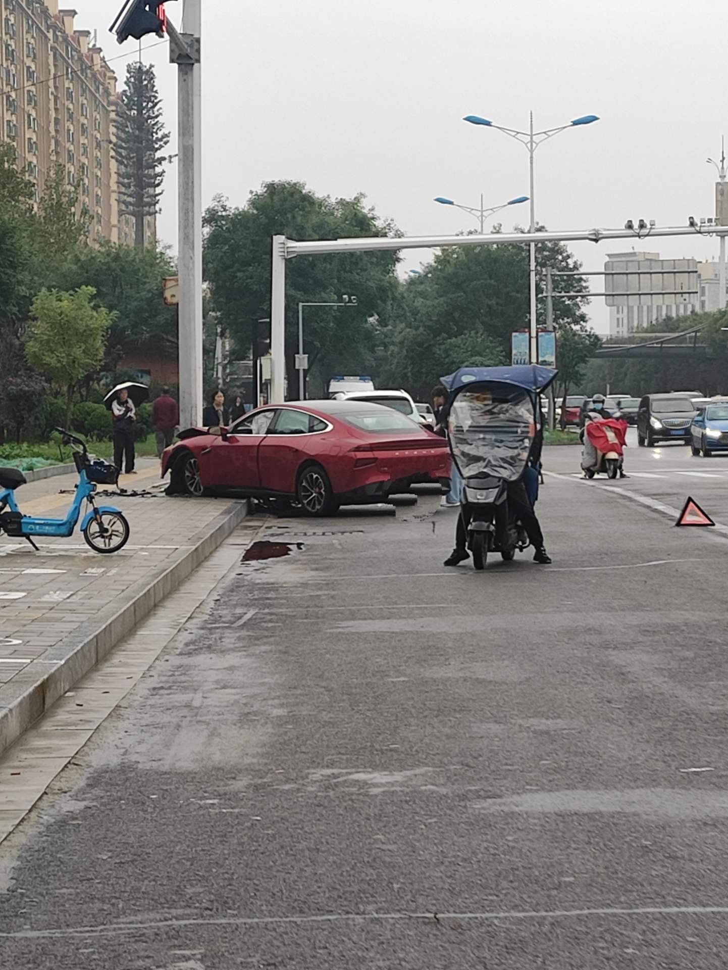 im电竞：红旗东街，中心医院西门丁字路口，一辆新能源汽车撞在红绿灯柱上！(图1)