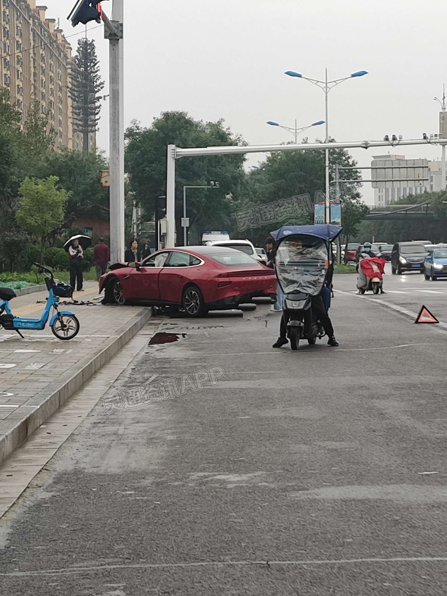 ‘mile米乐m6官网’红旗东街，中心医院西门丁字路口，一辆新能源汽车撞在红绿灯柱上！(图1)