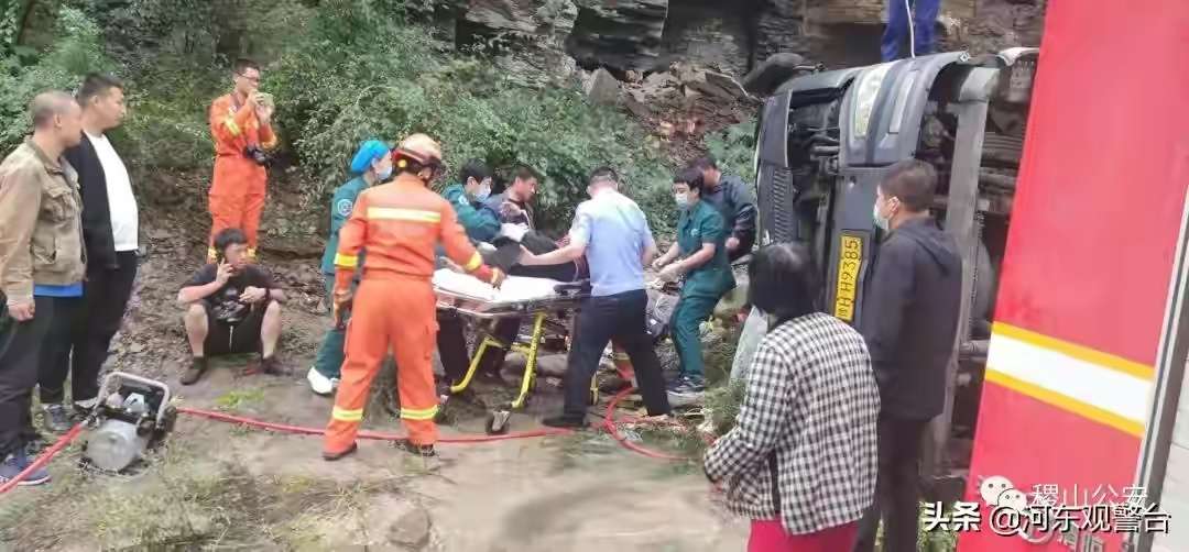 九游会j9网站首页_一货车雨天路滑侧翻，司机受伤，稷山公安、消防、医护人员联合开展救援(图2)