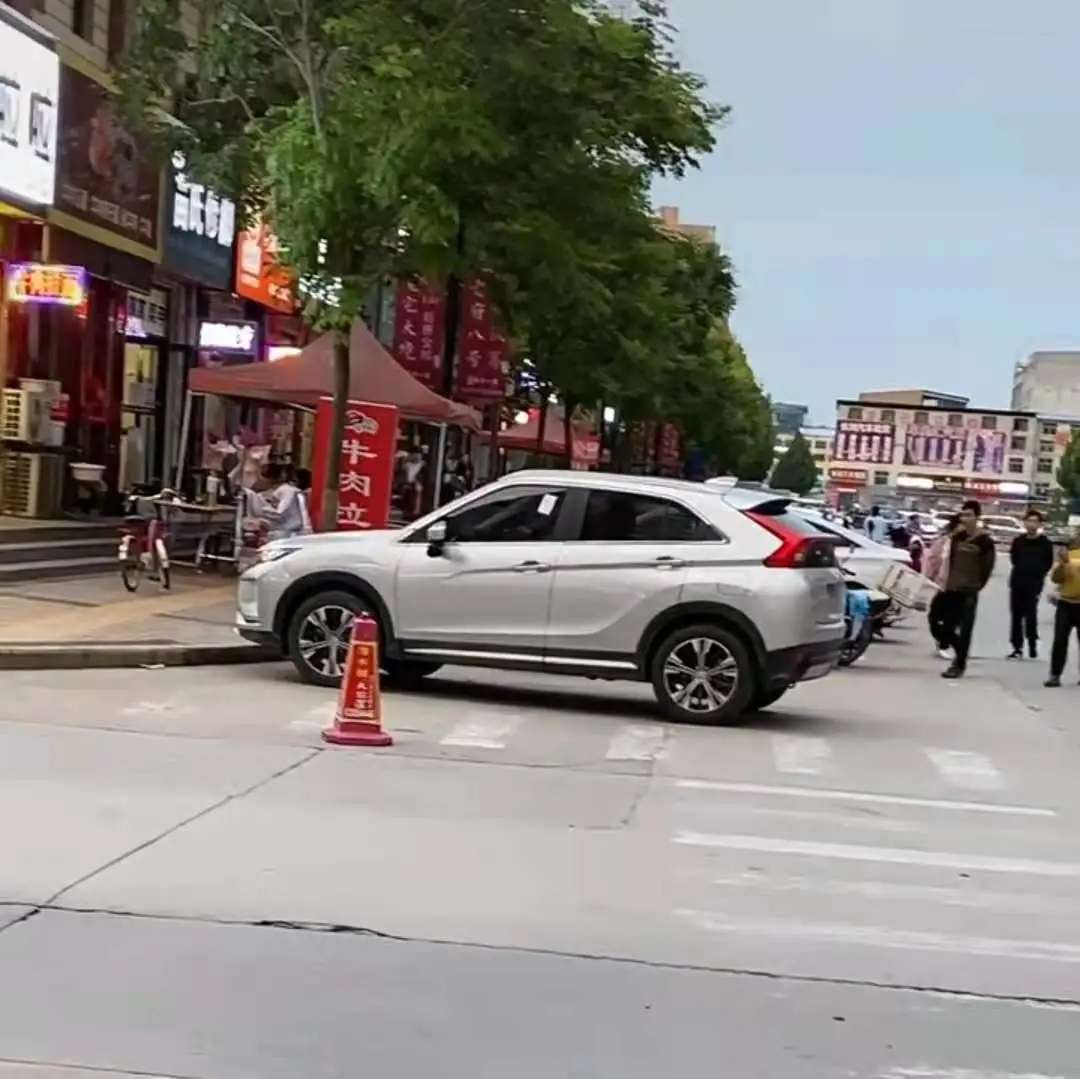 “雷火电竞在线登录官网”运城星河广场商业街小吃摊全面清理，车辆禁停区域公布！已有多车“吃”罚单(图4)