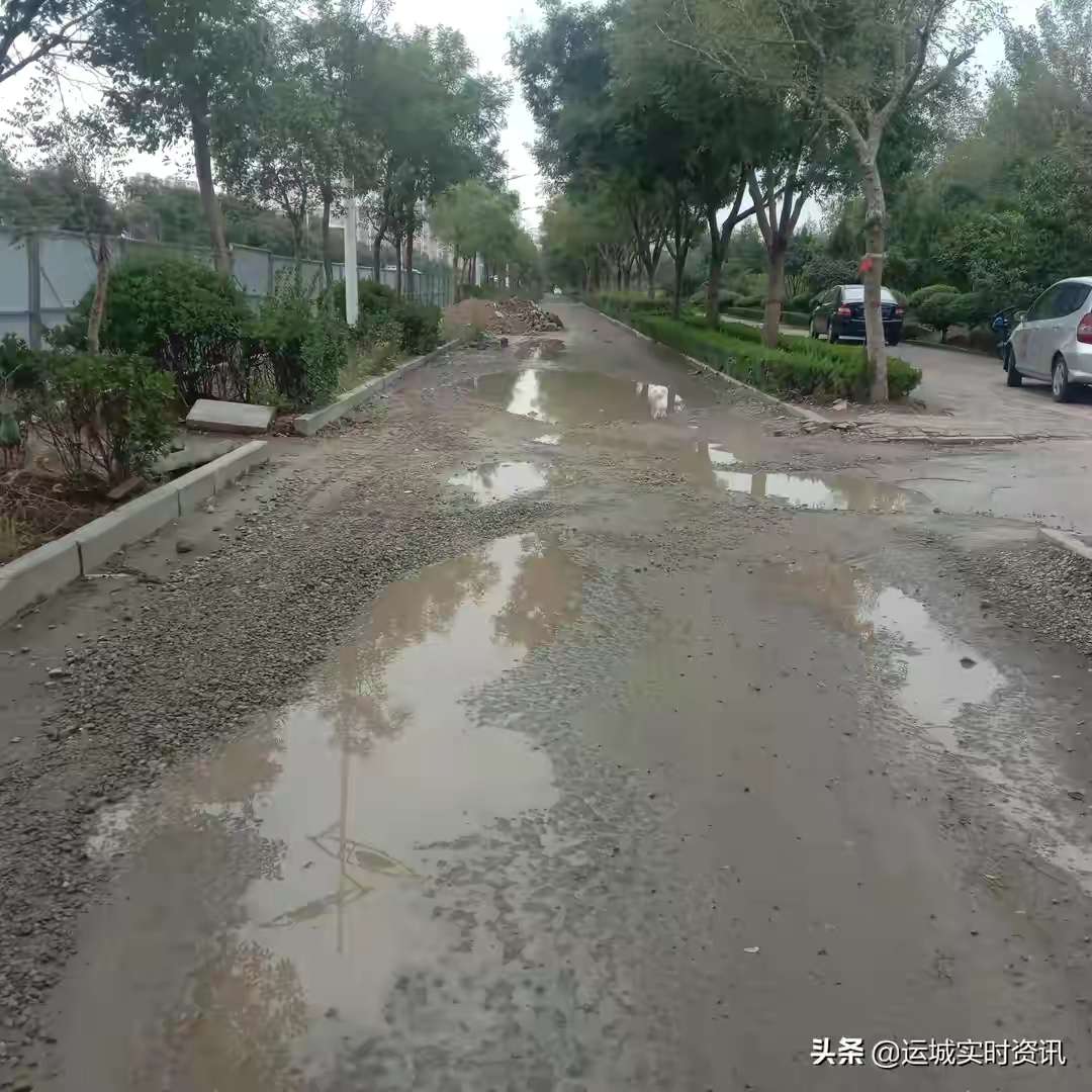 雷火电竞首页_圣惠路畅享小区门口路面破损严重，雨天变水塘，居民出入一脚泥(图5)