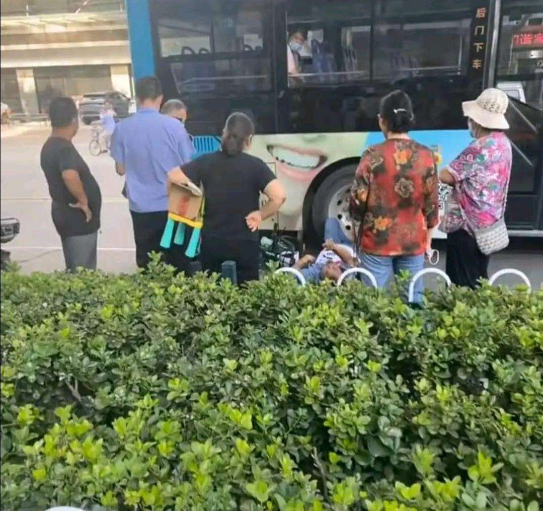 运城车站附近，公交车碰倒电动车，一人倒地不起并发生争执，交警紧急赶赴现场！_kaiyun官网