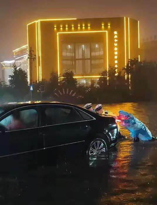 “不要怕，交警蜀黍来了”！暴雨中，河津市一对母子被困车中害怕大哭……_环球体育官网入口登录(图2)