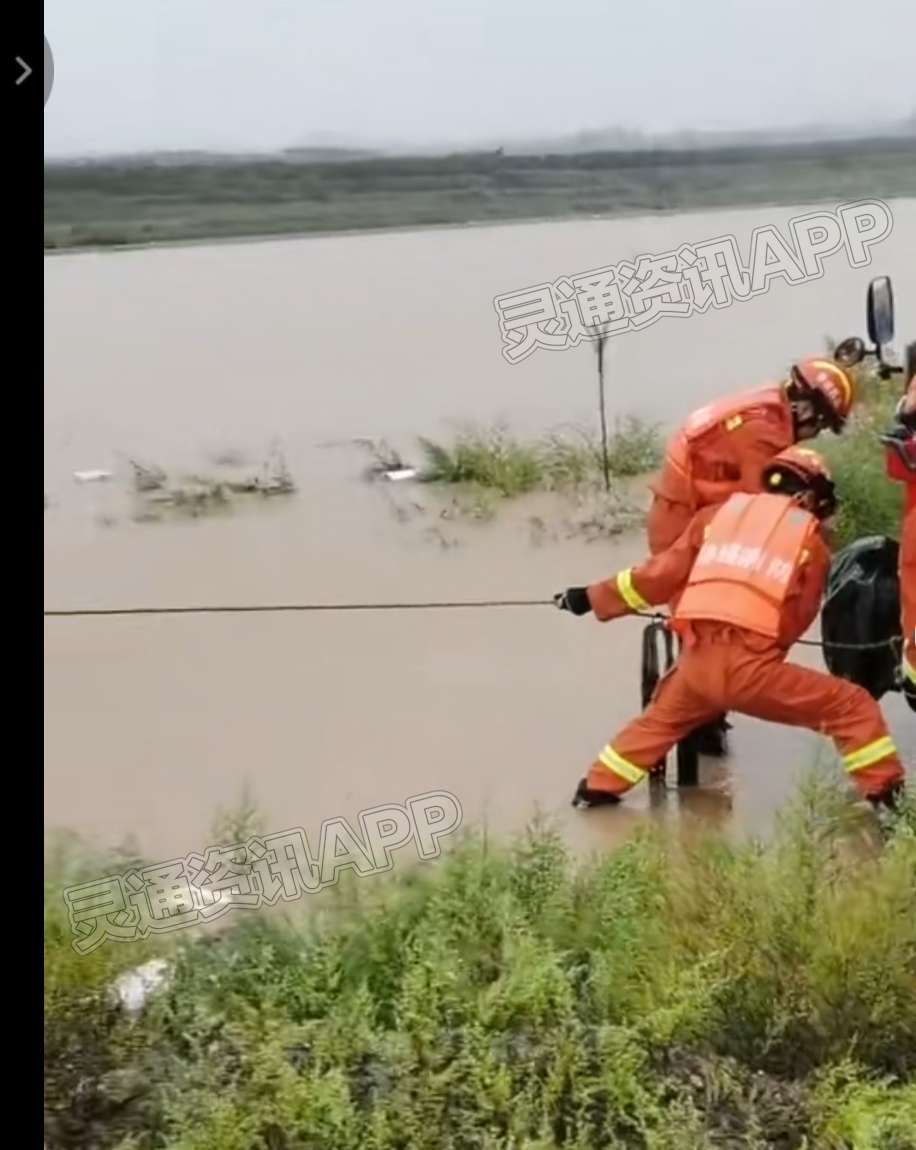 运城一老人和三轮车掉进河里，消防员紧急救援_kaiyun官方注册