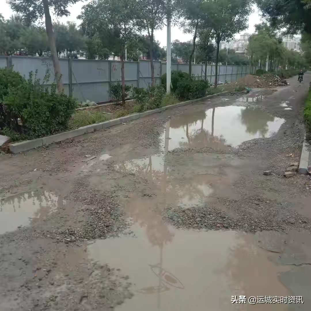 雷火电竞首页_圣惠路畅享小区门口路面破损严重，雨天变水塘，居民出入一脚泥(图4)