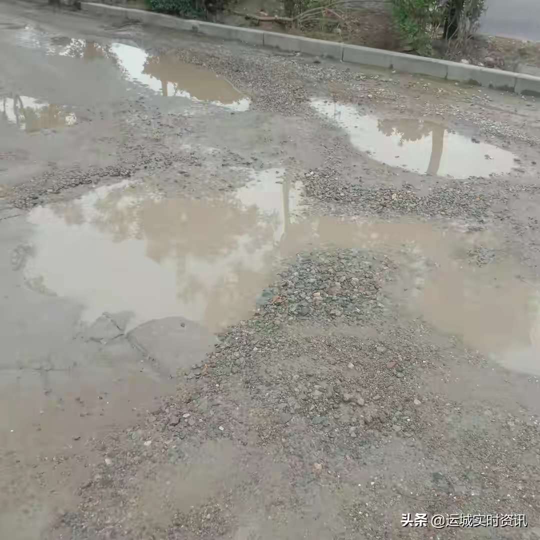 雷火电竞首页_圣惠路畅享小区门口路面破损严重，雨天变水塘，居民出入一脚泥(图7)