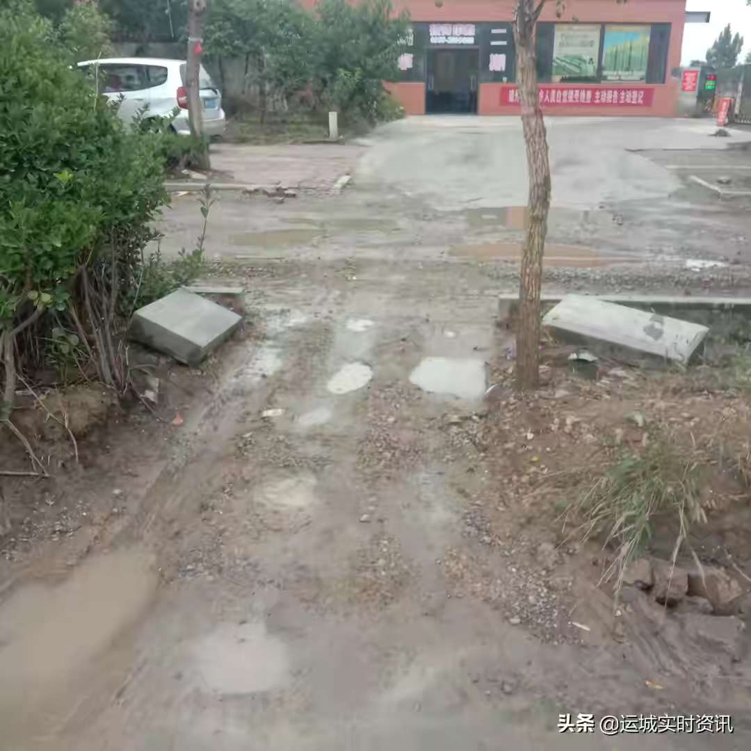 “雷火电竞首页”圣惠路畅享小区门口路面破损严重，雨天变水塘，居民出入一脚泥(图6)